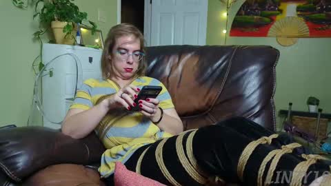 Snapshot of linzy19 chatting on 09/14/25, 03:49 Linzy19 online show from 09/14/25, 03:49