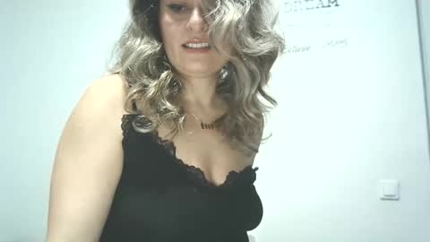 lionessmom online show from 10/27/25, 03:21