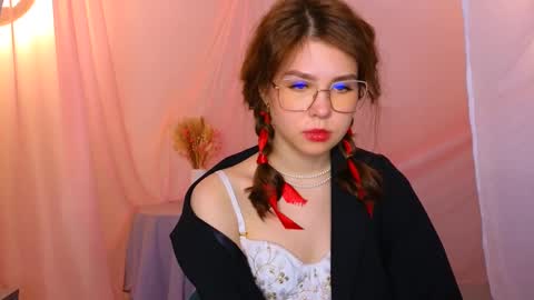 Snapshot of lisa_roses chatting on 02/15/25, 11:17 Lisa online show from 02/15/25, 11:17