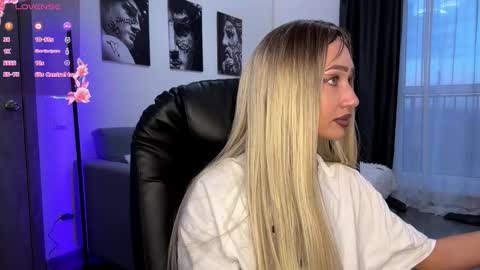 Lisa online show from 10/25/25, 12:34