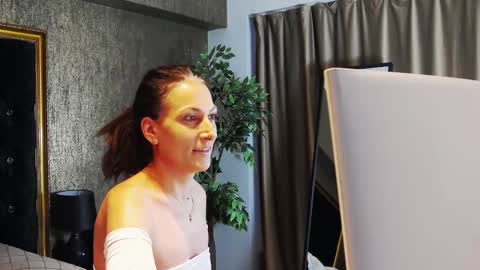 lisacroft online show from 02/12/25, 05:58