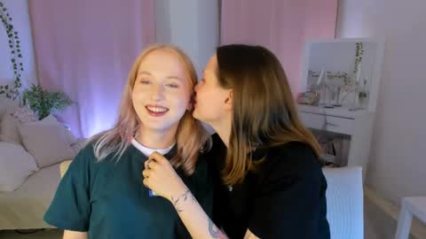 Lisa blonde  Alisa brunette online show from 04/08/26, 07:36