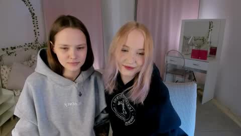 Lisa blonde  Alisa brunette online show from 04/10/26, 06:56