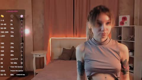 Snapshot of lisanelsona chatting on 01/13/25, 01:34 Hello our names are Kate and Alice this is our first day here. online show from 01/13/25, 01:34