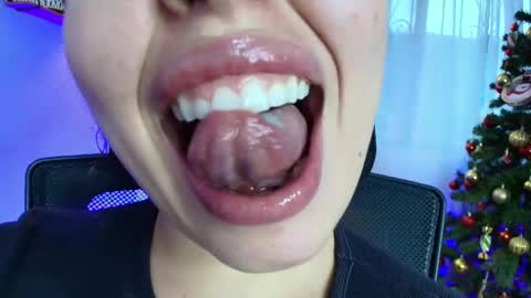 Lisbet online show from 12/28/24, 10:02