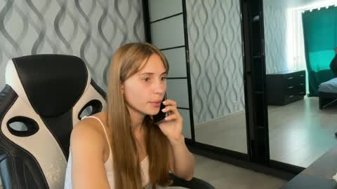 Snapshot of litle_girl05 chatting on 06/21/26, 07:22 LUNA online show from 06/21/26, 07:22