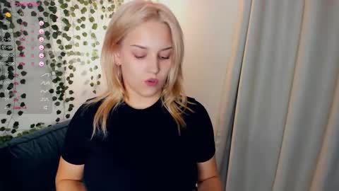 Snapshot of little__caprice chatting on 09/24/25, 07:17 Bella online show from 09/24/25, 07:17