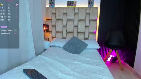 Sophie ---- connected from 1400 to 2100 Colombia time online show from 03/25/26, 09:10