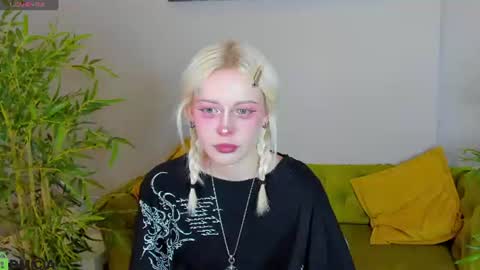 Snapshot of little_lillit chatting on 06/19/26, 09:24 Lill online show from 06/19/26, 09:24