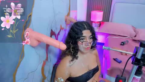 Snapshot of little_valentinaa chatting on 11/21/25, 11:25 little_valentinaa online show from 11/21/25, 11:25