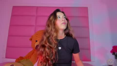 Snapshot of littlee_emma_ chatting on 02/26/25, 03:32 littlee_emma_ online show from 02/26/25, 03:32