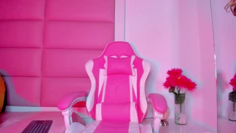 Snapshot of littlee_emma_ chatting on 02/26/25, 06:37 littlee_emma_ online show from 02/26/25, 06:37