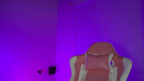 littlee_emma_ online show from 02/18/26, 03:13