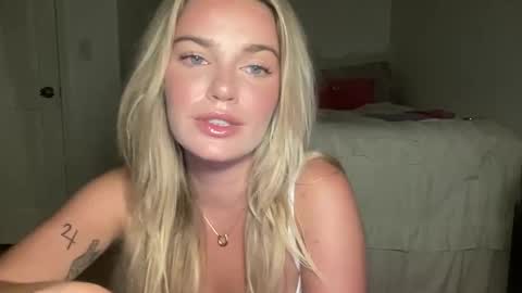 Snapshot of littlemaryjane19 chatting on 09/08/25, 04:06 Marciabrady online show from 09/08/25, 04:06