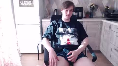 Snapshot of littlesadcabbage chatting on 06/18/26, 02:43 Sonnenschein online show from 06/18/26, 02:43