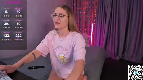 Snapshot of livyybosom chatting on 09/25/25, 05:27 My name is Livy Nice to meet you Thumbs up please its important online show from 09/25/25, 05:27