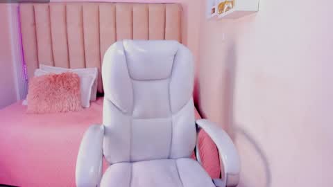 Snapshot of liz_bohemia chatting on 02/12/25, 09:01 LIZ online show from 02/12/25, 09:01