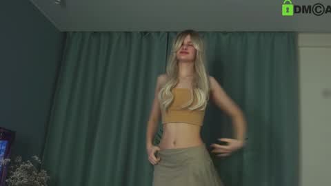 Snapshot of lizbethcoll chatting on 01/18/25, 04:21 Sunnheart online show from 01/18/25, 04:21