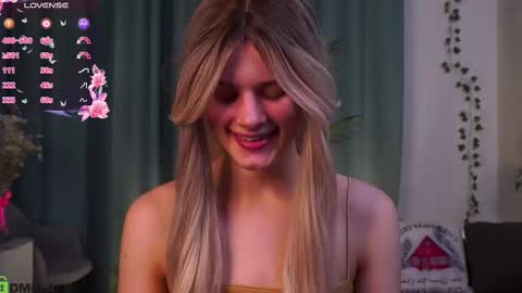 Snapshot of lizbethcoll chatting on 03/03/25, 04:56 Sunnheart online show from 03/03/25, 04:56