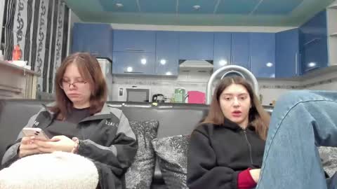 lizzi_muur online show from 02/18/25, 03:32