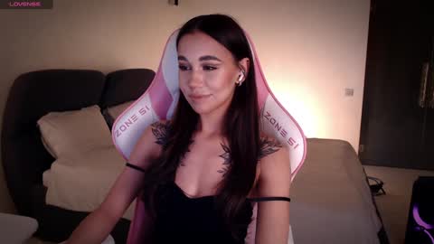 Snapshot of lnnsfw chatting on 12/29/24, 05:33 Linn my new page online show from 12/29/24, 05:33