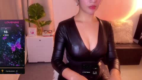 Snapshot of loisewilliams chatting on 05/13/26, 08:27 Mistress L online show from 05/13/26, 08:27