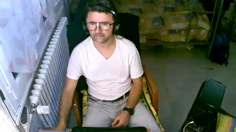 Snapshot of lokoum39 chatting on 09/23/25, 06:44 lokoum39 online show from 09/23/25, 06:44