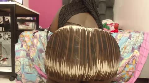 Snapshot of lola_honney chatting on 02/14/25, 12:03 lola_honney online show from 02/14/25, 12:03