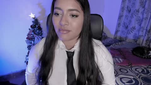 lolaasmith_21 online show from 01/04/25, 12:27