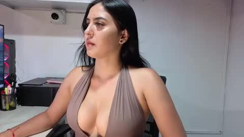 lolalola_12 online show from 12/18/25, 12:27