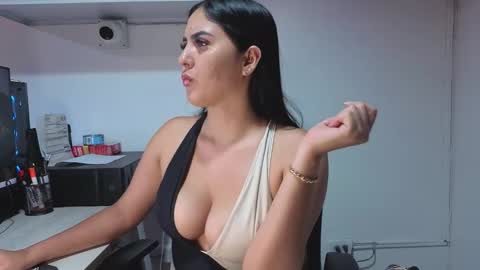 lolalola_12 online show from 01/12/26, 12:05