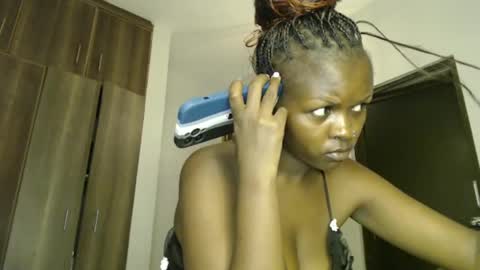 Snapshot of lolamia7 chatting on 02/18/25, 03:43 lolamia7 online show from 02/18/25, 03:43