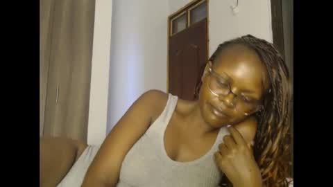 Snapshot of lolamia7 chatting on 02/25/25, 07:42 lolamia7 online show from 02/25/25, 07:42