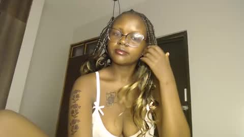 Snapshot of lolamia7 chatting on 03/07/25, 04:13 lolamia7 online show from 03/07/25, 04:13