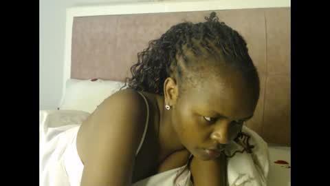 Snapshot of lolamia7 chatting on 09/29/25, 05:01 lolamia7 online show from 09/29/25, 05:01