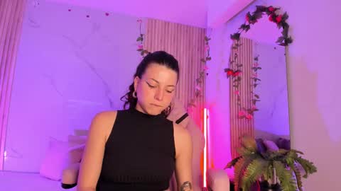 lolamustaine_ online show from 11/14/25, 09:13