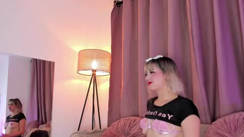 Snapshot of lollypetitte_ chatting on 05/21/26, 11:01 Lolly online show from 05/21/26, 11:01