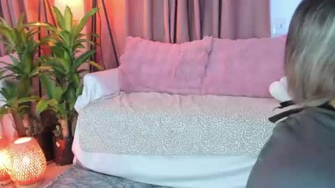 Snapshot of lollypetitte_ chatting on 06/18/26, 04:46 Lolly online show from 06/18/26, 04:46