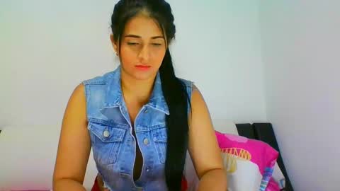 estehfania online show from 01/29/25, 12:01