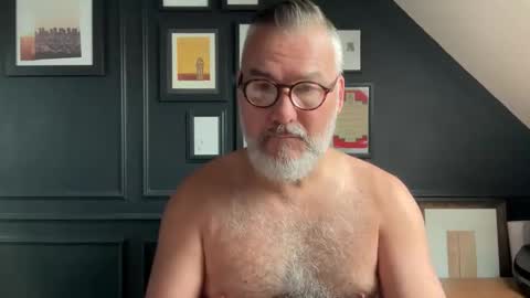 Snapshot of londongent2023 chatting on 09/17/25, 09:44 EnglishBear online show from 09/17/25, 09:44