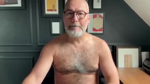 Snapshot of londongent2023 chatting on 10/01/25, 09:04 EnglishBear online show from 10/01/25, 09:04