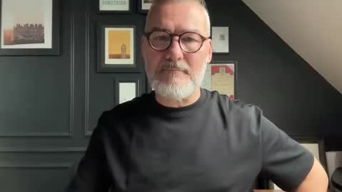 Snapshot of londongent2023 chatting on 10/10/25, 08:57 EnglishBear online show from 10/10/25, 08:57