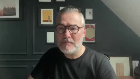 Snapshot of londongent2023 chatting on 12/15/25, 09:13 EnglishBear online show from 12/15/25, 09:13