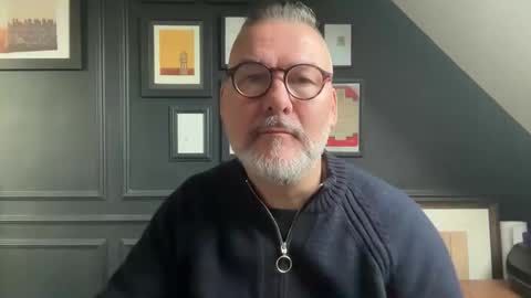 Snapshot of londongent2023 chatting on 12/19/25, 09:16 EnglishBear online show from 12/19/25, 09:16