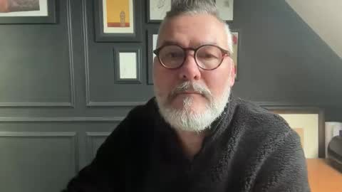 Snapshot of londongent2023 chatting on 01/19/26, 01:15 EnglishBear online show from 01/19/26, 01:15