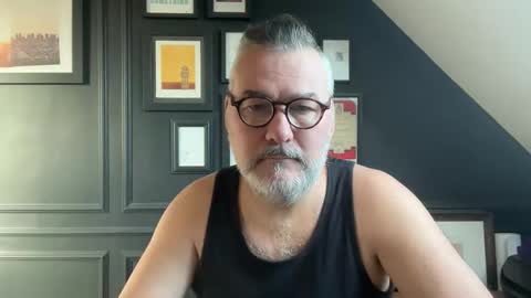 Snapshot of londongent2023 chatting on 02/04/26, 11:05 EnglishBear online show from 02/04/26, 11:05