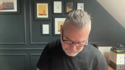 Snapshot of londongent2023 chatting on 02/11/26, 10:09 EnglishBear online show from 02/11/26, 10:09