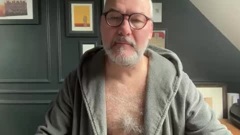 Snapshot of londongent2023 chatting on 02/20/26, 09:21 EnglishBear online show from 02/20/26, 09:21