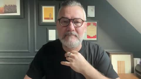 Snapshot of londongent2023 chatting on 02/23/26, 08:44 EnglishBear online show from 02/23/26, 08:44