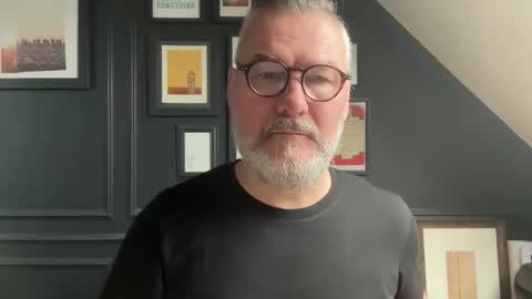 Snapshot of londongent2023 chatting on 03/04/26, 08:42 EnglishBear online show from 03/04/26, 08:42